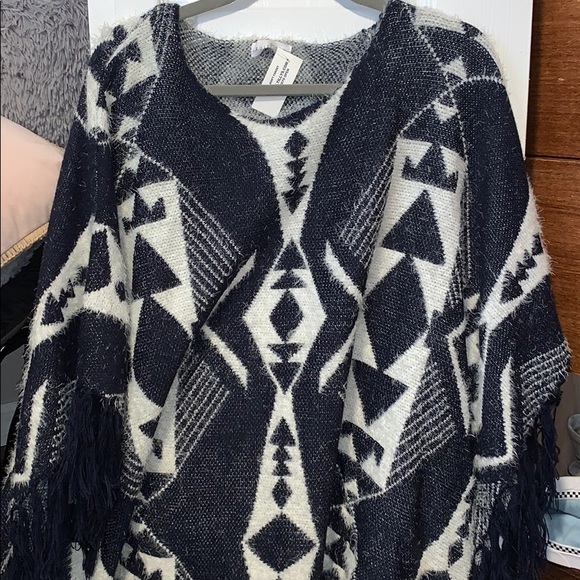 Tilly’s Poncho - Picture 1 of 2